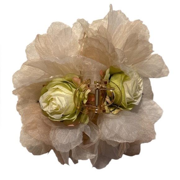 Unbranded NWOT cream sheer with flower accents hair clip - Picture 1 of 2